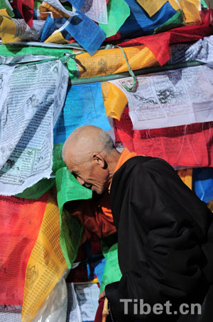 tibetan religion, tibetan people, prayer, lhasa 